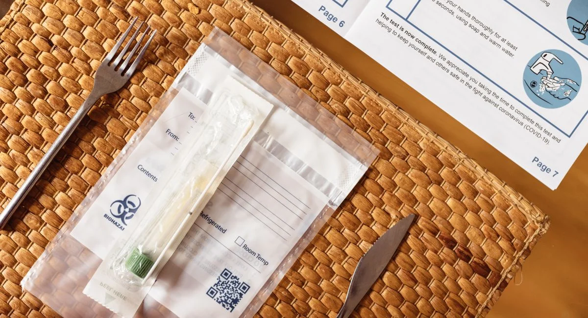 Faux courrier Ameli posé sur un bureau, QR code bien visible